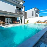 Luxury Klara With Heated Pool, Near Airport&zadar