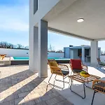 Luxury Klara With Heated Pool, Near Airport&zadar Villa