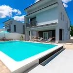 Luxury Klara With Heated Pool, Near Airport&zadar Villa *
