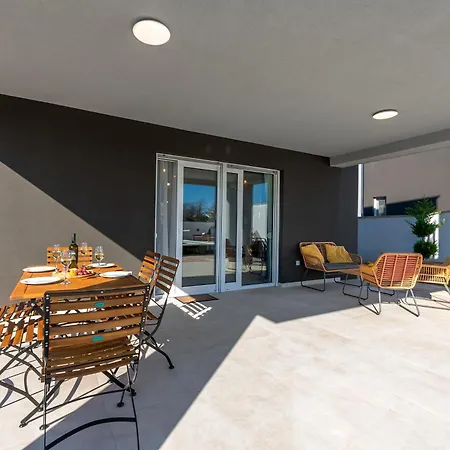 Luxury Klara With Heated Pool, Near Airport&zadar Villa