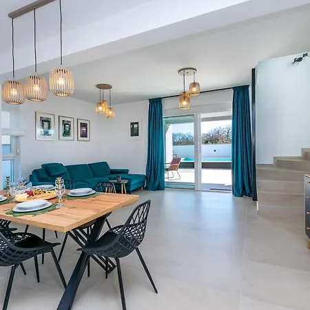 Villa Luxury Klara With Heated Pool, Near Airport&zadar Murvica (Policnik)