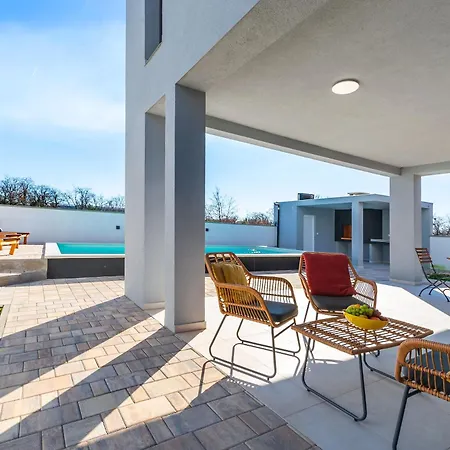 Luxury Klara With Heated Pool, Near Airport&zadar Willa