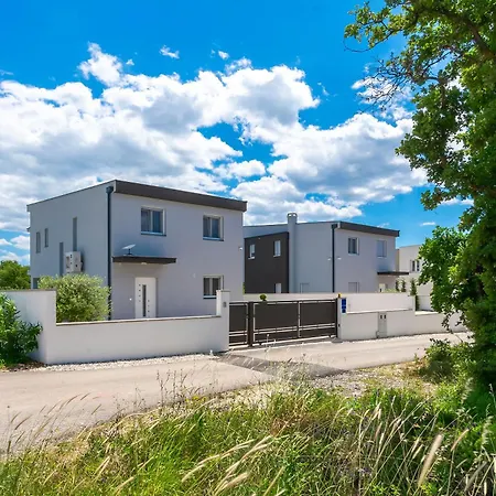 Villa Luxury Klara With Heated Pool, Near Airport&zadar *