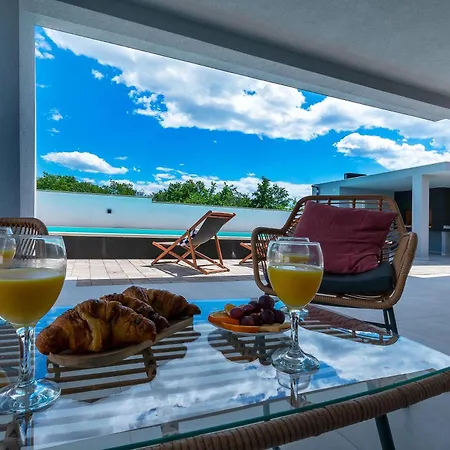 Luxury Klara With Heated Pool, Near Airport&zadar * Murvica (Policnik)