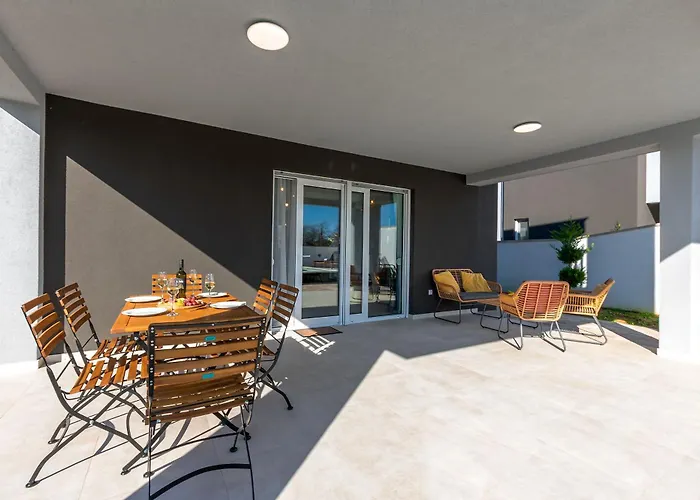 Luxury Klara With Heated Pool, Near Airport&zadar Villa