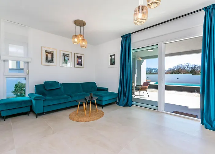 Villa Luxury Klara With Heated Pool, Near Airport&zadar