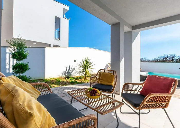 Luxury Klara With Heated Pool, Near Airport&zadar Villa *