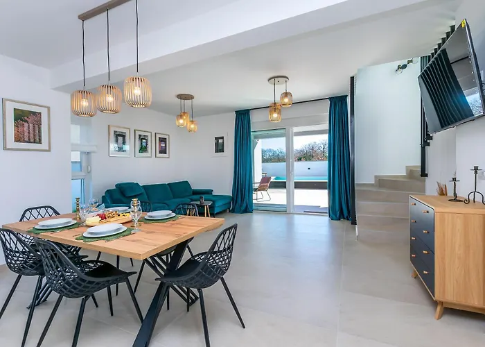 Villa Luxury Klara With Heated Pool, Near Airport&zadar Murvica (Policnik)