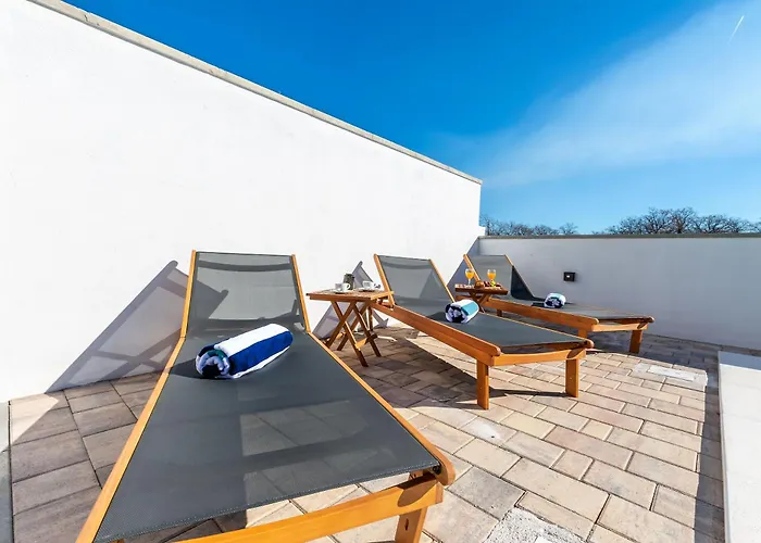 Luxury Klara With Heated Pool, Near Airport&zadar Villa