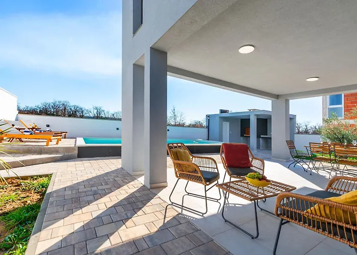 Luxury Klara With Heated Pool, Near Airport&zadar Villa