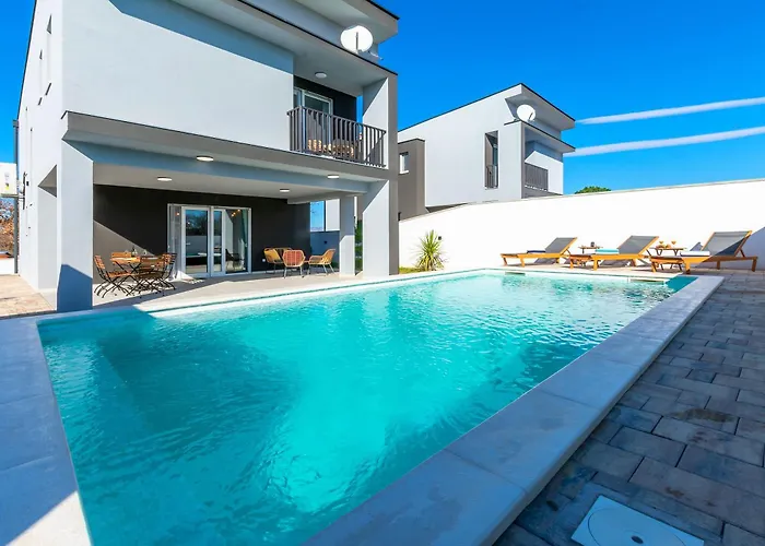 Luxury Klara With Heated Pool, Near Airport&zadar Villa *