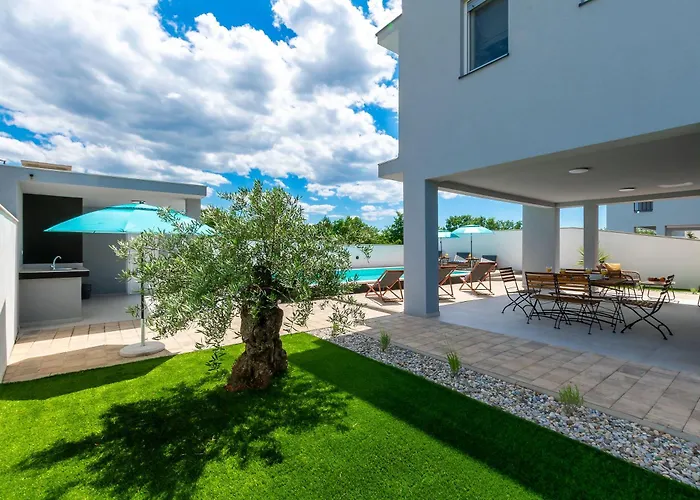 Luxury Klara With Heated Pool, Near Airport&zadar * Murvica (Policnik)