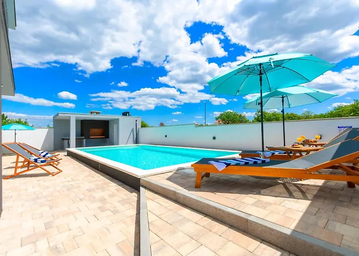 Luxury Klara With Heated Pool, Near Airport&zadar * Murvica (Policnik)