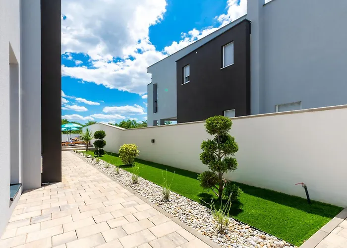 Luxury Klara With Heated Pool, Near Airport&zadar Villa Murvica (Policnik)