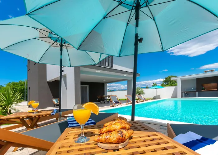 Luxury Klara With Heated Pool, Near Airport&zadar Murvica (Policnik)
