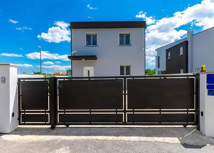 Villa Luxury Klara With Heated Pool, Near Airport&zadar Murvica (Policnik)