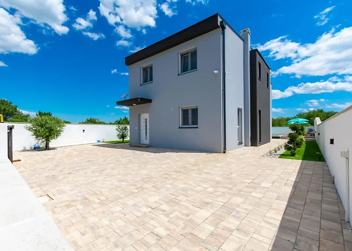 Luxury Klara With Heated Pool, Near Airport&zadar * Murvica (Policnik)
