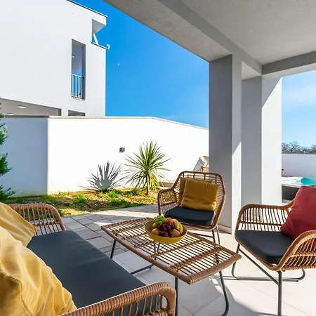 Luxury Klara With Heated Pool, Near Airport&zadar Villa *
