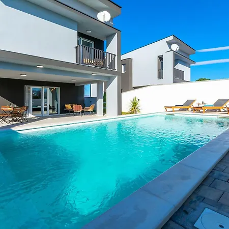 Luxury Klara With Heated Pool, Near Airport&zadar