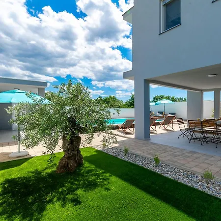 Luxury Klara With Heated Pool, Near Airport&zadar * Murvica (Policnik)