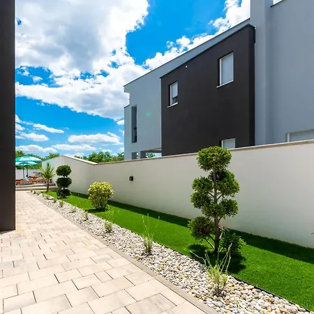 Luxury Klara With Heated Pool, Near Airport&zadar Villa Murvica (Policnik)