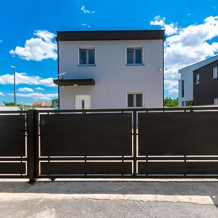 Villa Luxury Klara With Heated Pool, Near Airport&zadar Murvica (Policnik)