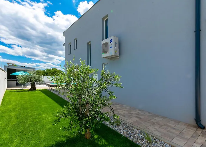Luxury Klara With Heated Pool, Near Airport&zadar Murvica (Policnik)