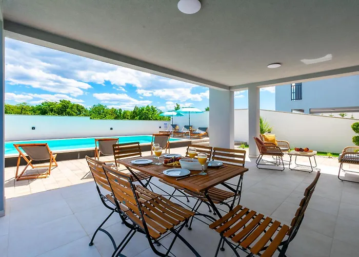 Luxury Klara With Heated Pool, Near Airport&zadar Vila Murvica (Policnik)