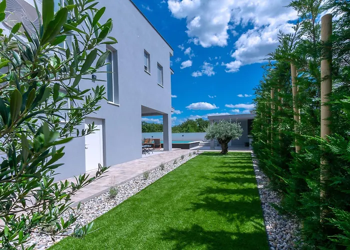 Vila Luxury Klara With Heated Pool, Near Airport&zadar Murvica (Policnik)